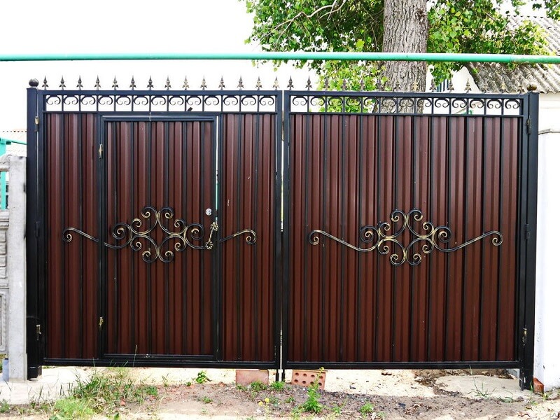 Кованые ворота со встроенной калиткой